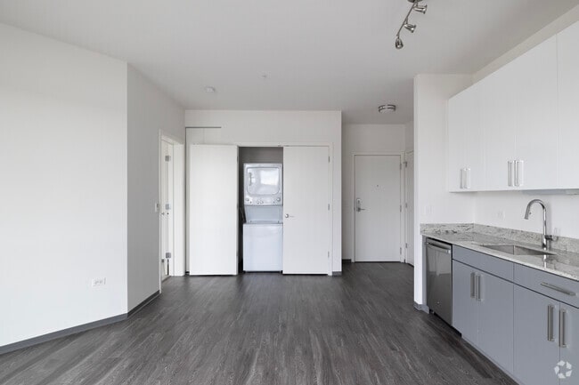 2BR, 2BA - 884SF - Living Room