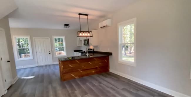 Photo - CASTLEY HAYNE - Charming Craftsman style bungalow!