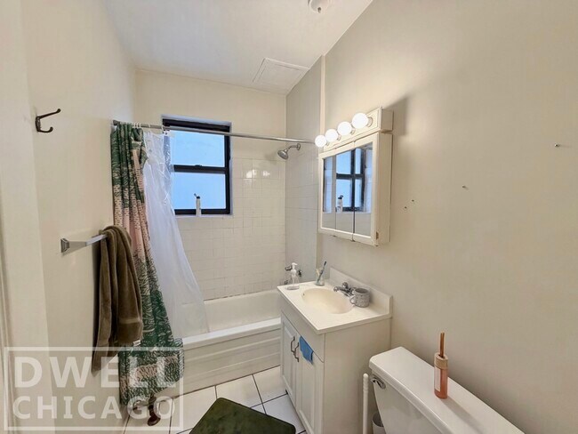 Photo - 730 W Roscoe St