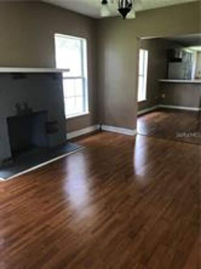 Photo - Country living charmer!