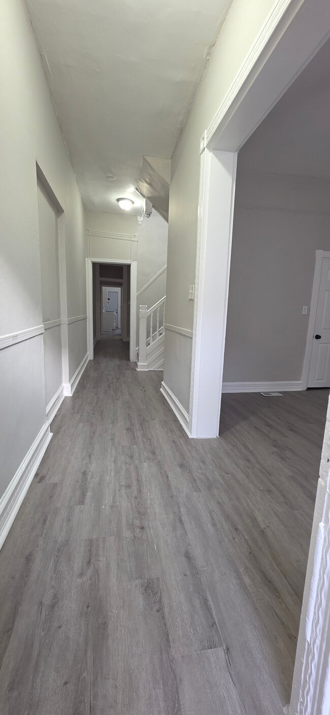 Building Photo - 1619 1/2 Division St-