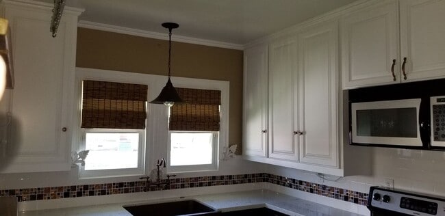 Building Photo - 320 S School St