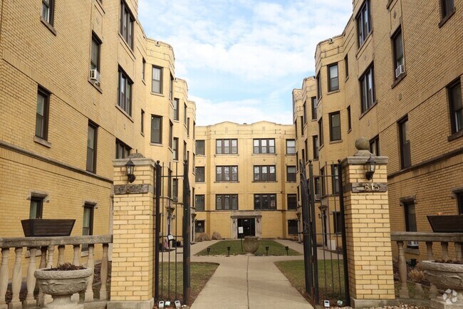 Building Photo - 3815 N Greenview Ave Rental