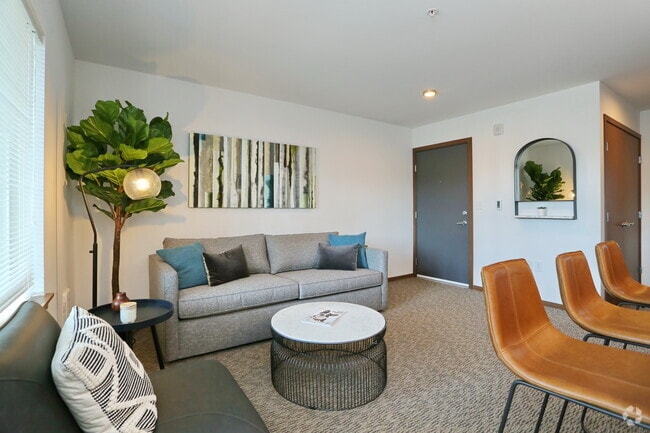 1BR, 1BA - 652 SF