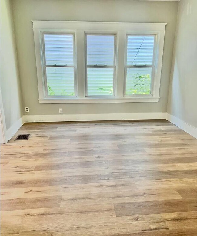 Photo - 5621 Prosser Ave