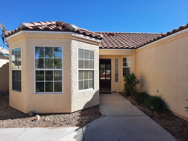 Photo - 4 bedroom/2 bath Home available in Bullhead City in Desirable El Camino Village.