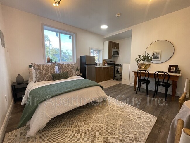 Building Photo - 45 St Paul St W Unit Suite 4