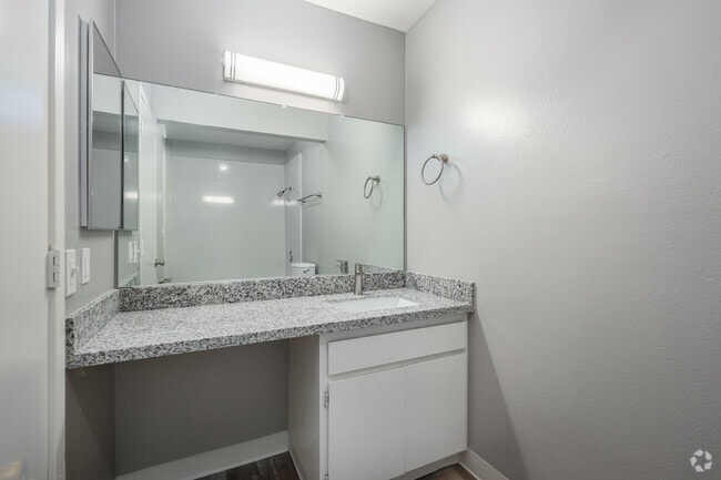 2BR, 1BA - 820SF - Bathroom - Magnolia Place Apartments
