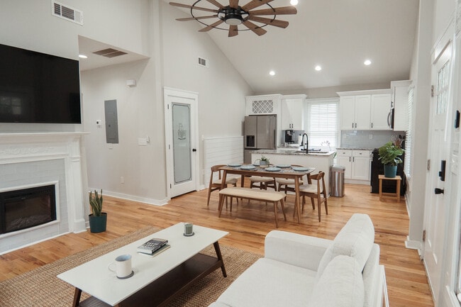 Photo - 733 Bonnie Brae Ave SW