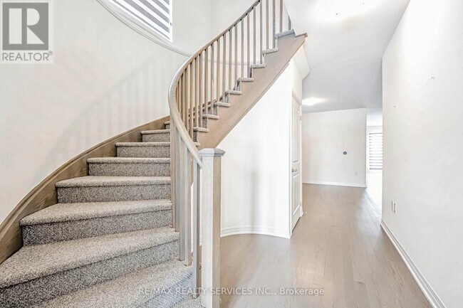 Photo - 201 Dingman St