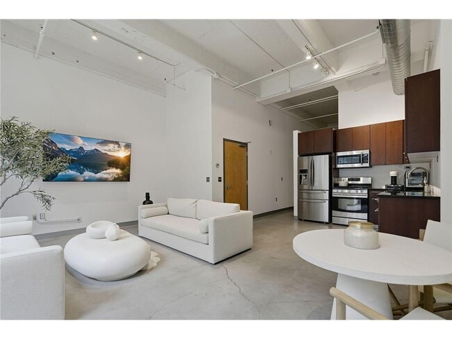 Building Photo - 700 N Washington Ave Unit 319