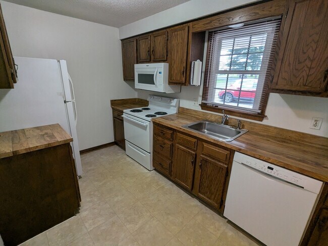 Building Photo - 404 N Main St Rental