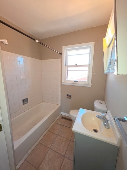 Photo - 65 N Aldine St Unit 2