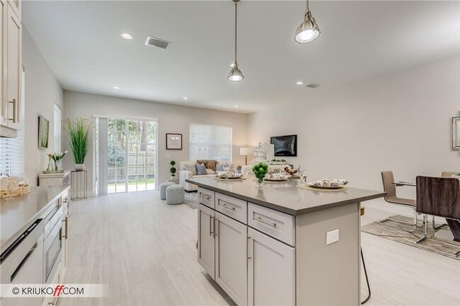 Photo - 637 SW 12th Ave