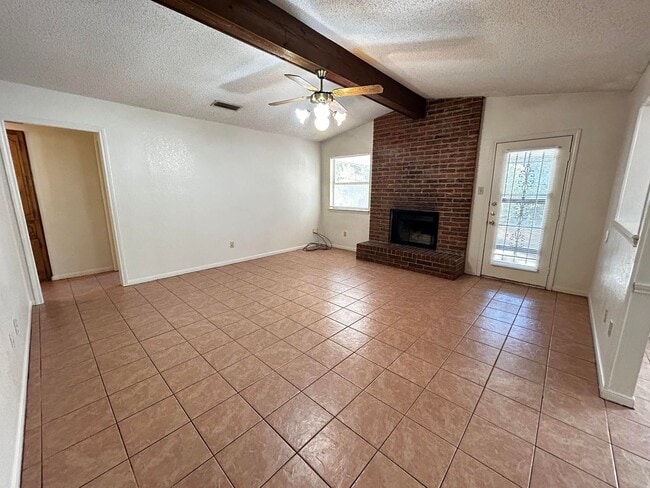 Photo - 215 Bridle Dr