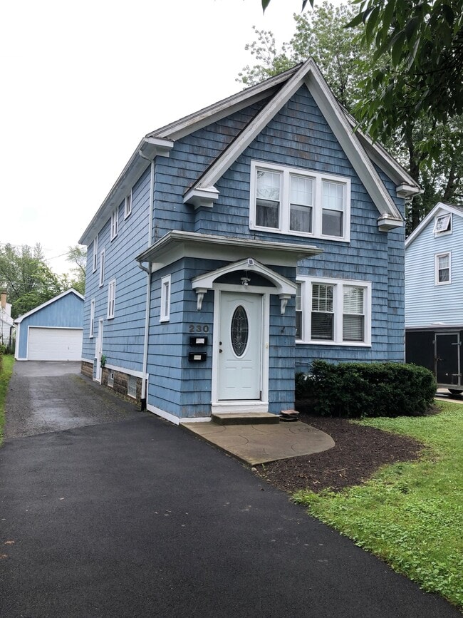 230 Hamilton Dr Unit Lower