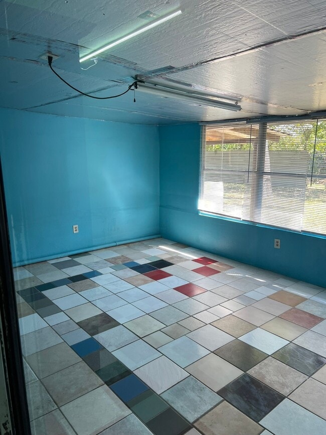 Building Photo - 9314 Valley Stream