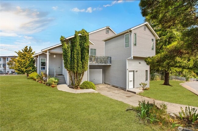 Building Photo - 2620 10th St Unit 2620 10th St. - #B