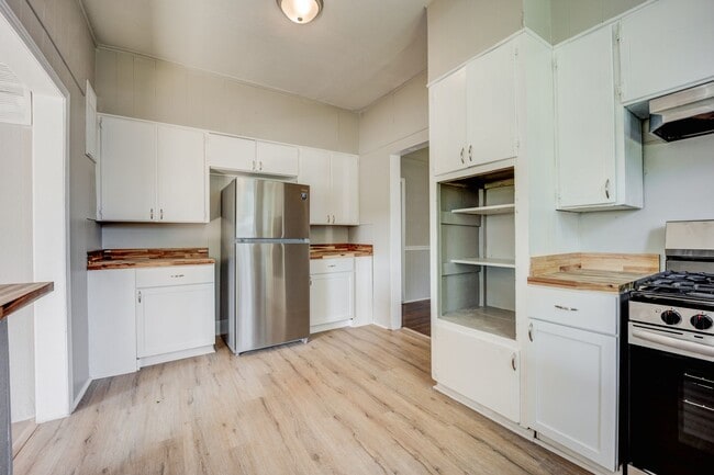 Freshly Updated 3 Bedroom House - Freshly Updated 3 Bedroom House