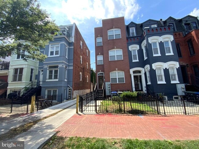Building Photo - 812 5th St NE Unit 1 Rental