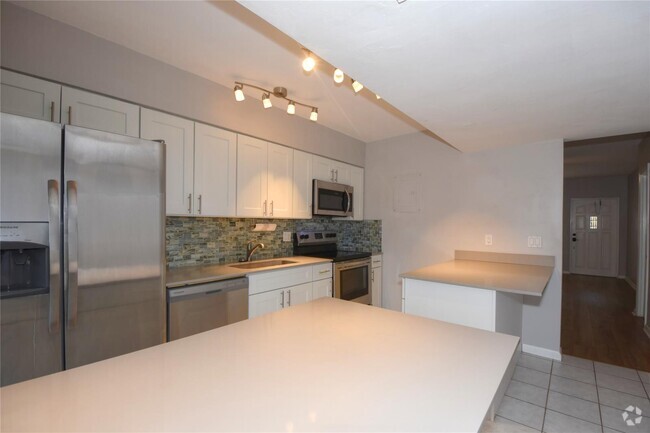 Building Photo - 917 NE 16th Ave Unit #9 NEAR VICTORIA PARK Rental