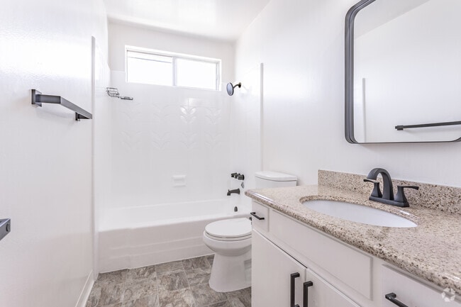 2BR, 2BA - 1,038-1,187SF - Secondary Bathroom