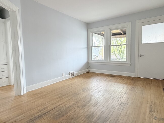 Building Photo - 1022-1022 Gladstone Ave Unit 1022 Gladstone Avenue