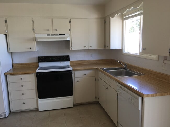 kitchen - 5118 N Hawthorne St