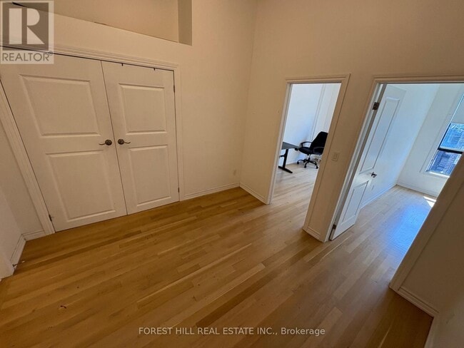 Photo - 756 Queen St W