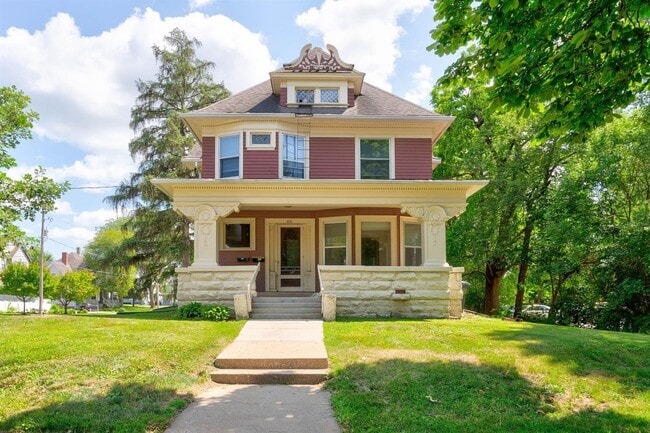 Photo - 831 E College St