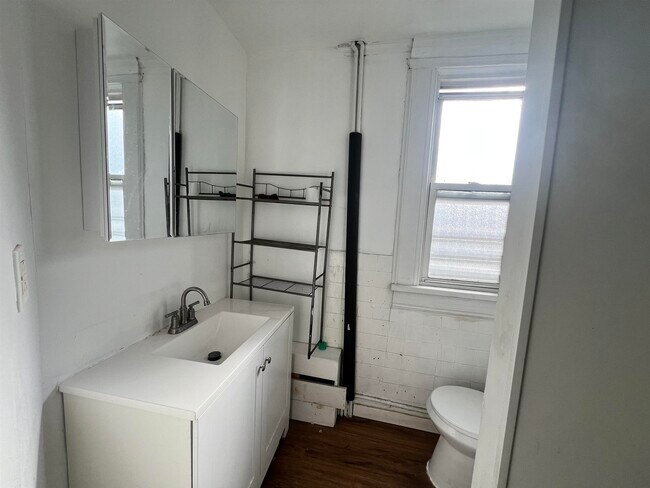 Photo - 69 Clarke Ave Unidad 2L