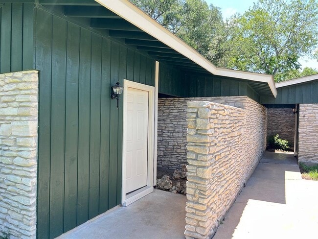 Building Photo - 2305 Western Trails Blvd