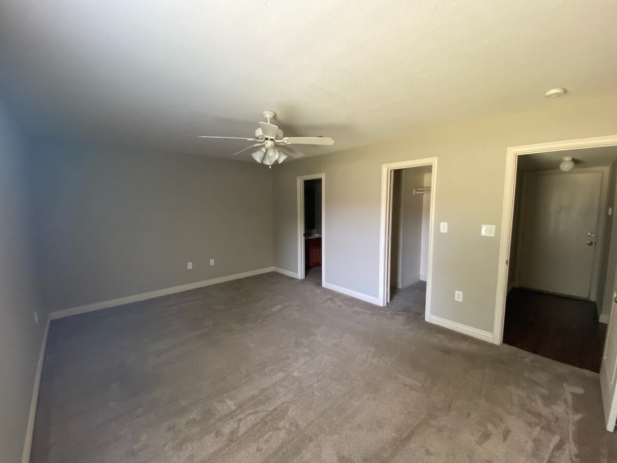 Large master & bath with walk in ith walk in - 18 Addie Ln