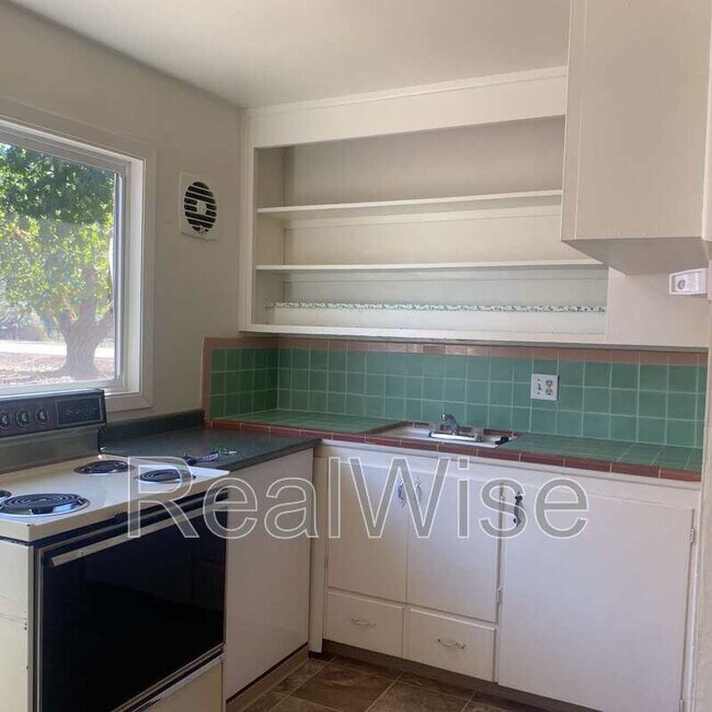 Photo - 3028 NE Douglas Ave