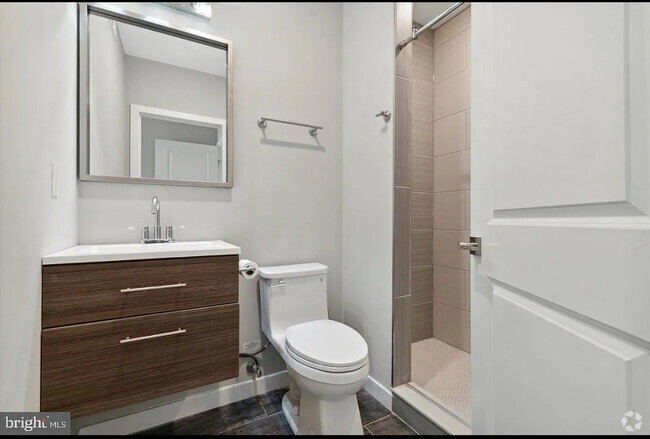 Building Photo - 2424 Nicholas St Rental