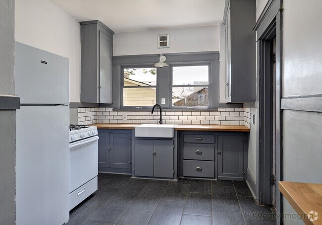 Building Photo - 6015-6017 SE 99th Ave Unit 6017 SE 99th Rental