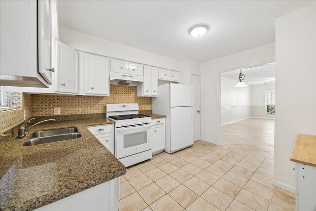 Building Photo - 66 E Tri Oaks Ln Unit 66