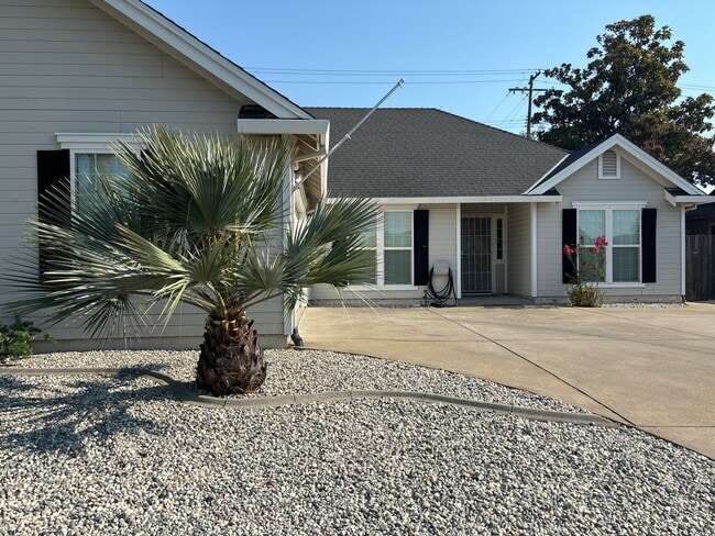 Photo - Central Roseville Single Story, 3 Bedroom, 2 Bath, 2 Car Garage Close to schools & Shopping