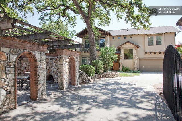 Building Photo - AVAILABLE AUGUST: Upscale 4 bed/2.5 bath home in North Campus just north of UT