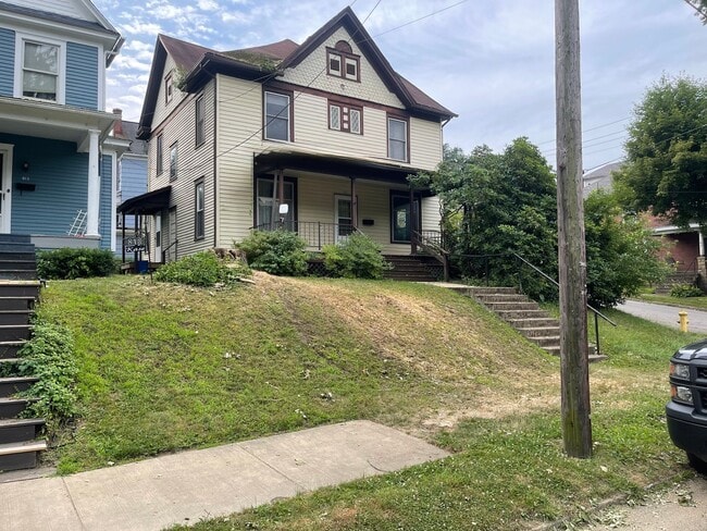 Building Photo - 815 W 1st St