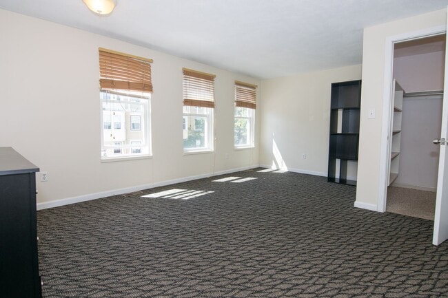 Photo - CENTRAL AIR - AWESOME ALLSTON 5 BED/3 BATH TOWNHOUSE FOR 9/1