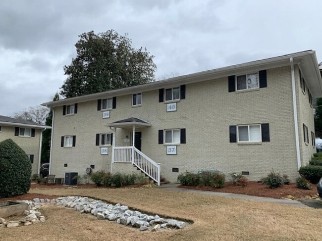 Building Photo - 2 bedroom/1 bath Condominium in a Gated Community