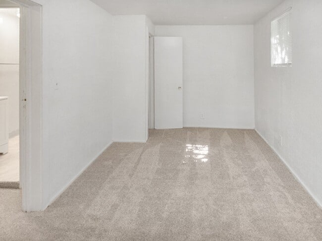 Building Photo - brockhur Unit C
