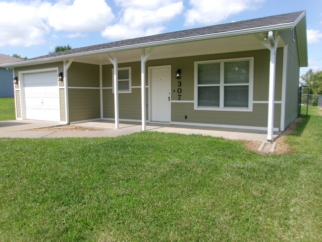 Building Photo - 307 Palomino Ln