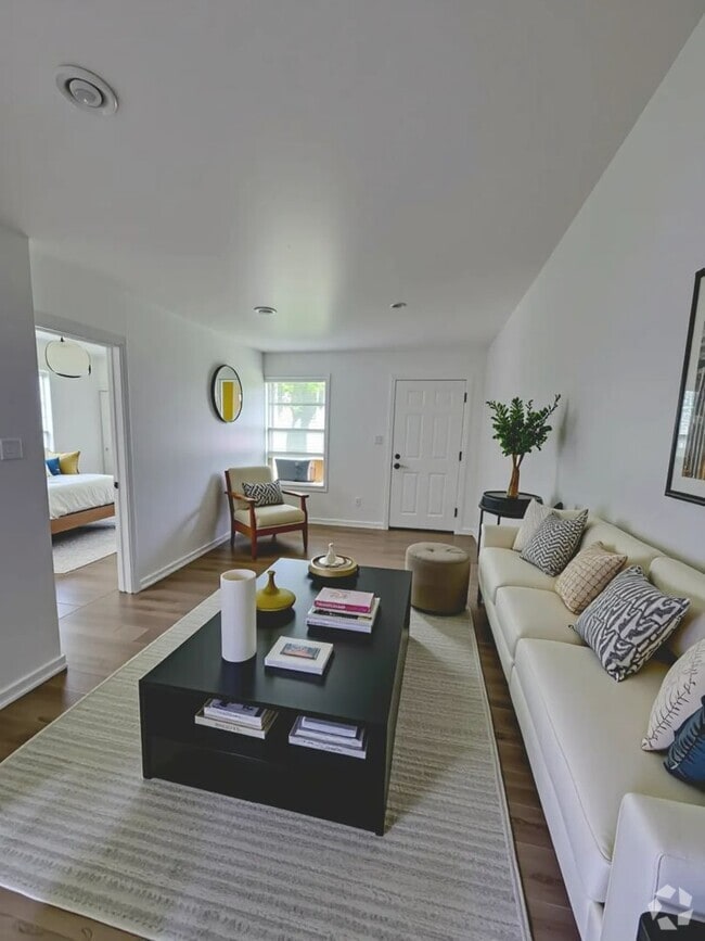 Building Photo - For Rent: Charming 2 Bed / 1 Bath Duplex w... Rental