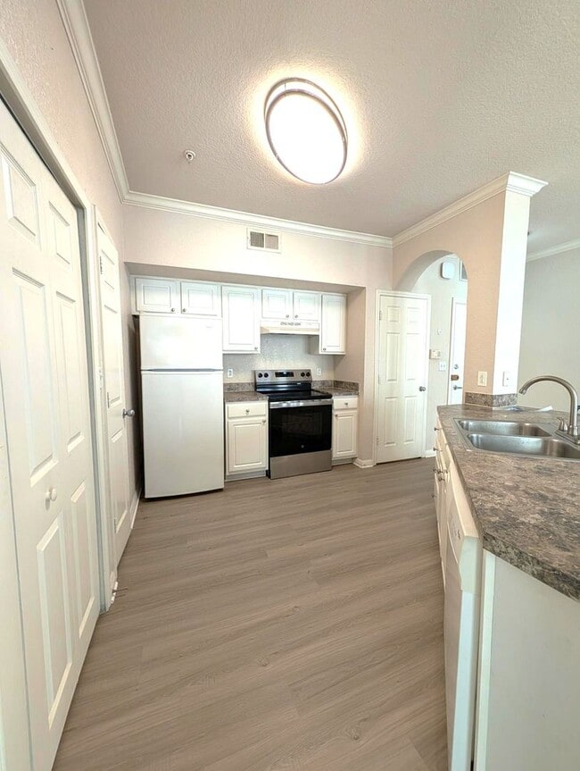 Photo - Spacious, bright 1x1 768 square feet! New flooring throughout, full size washer/dryer & balconette!