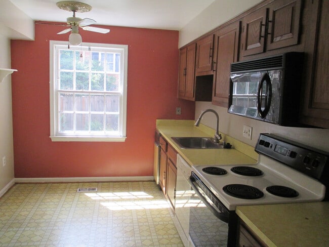 Photo - SPACIOUS BRICK TOWN-HOME