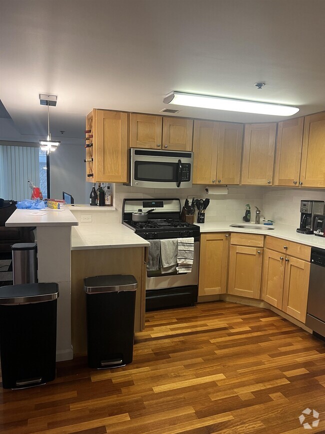 Building Photo - 759 2nd St Unit 2Q Rental