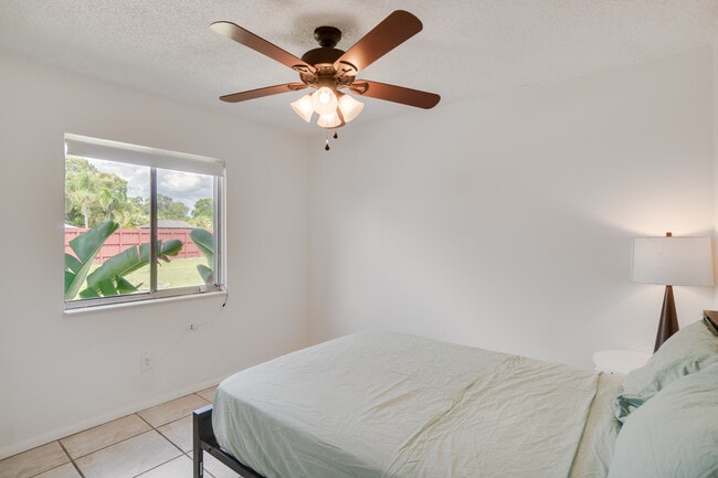 Building Photo - 8724 Tall Pine Ln Unit Private Room Shared Bath