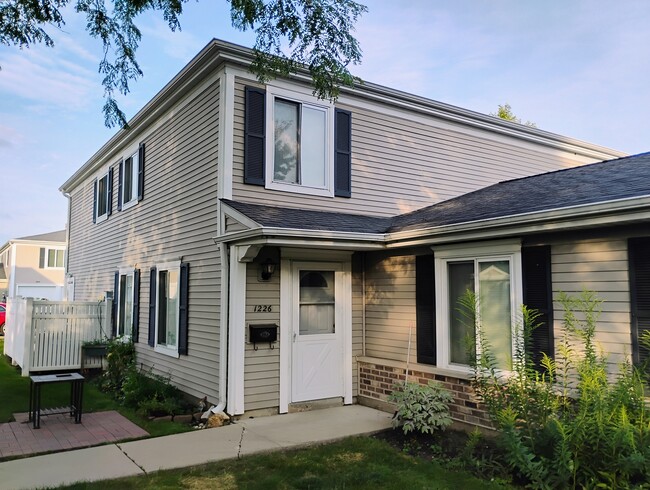Building Photo - 1226 Cove Dr